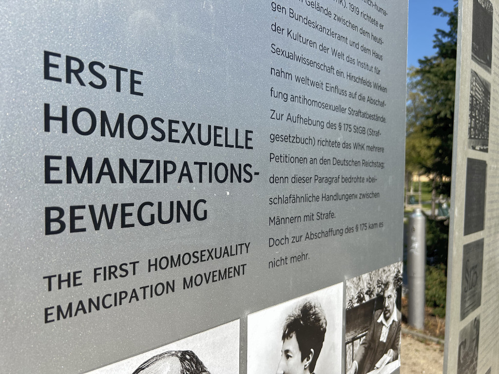Infotavlerne ved mindesmærket for den første homoseksuelle frihedsbevægelse.