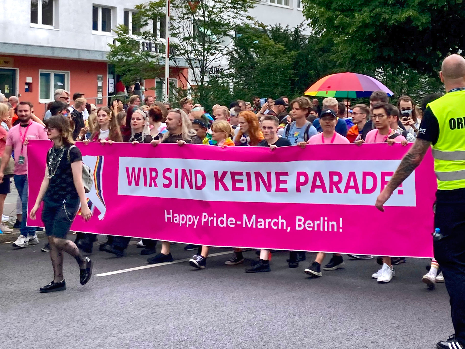 CSD Banner: Wir sind keine Parade!